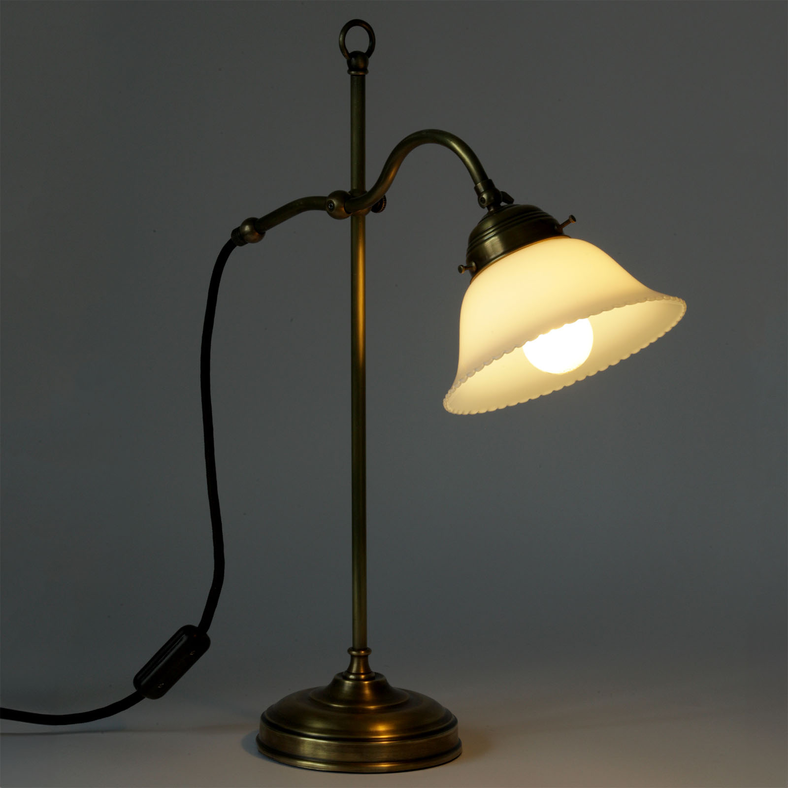 Brass Cantilever Table Lamp With Pleated Glass Shade: Messing antik handpatiniert, eingeschalteter Zustand
