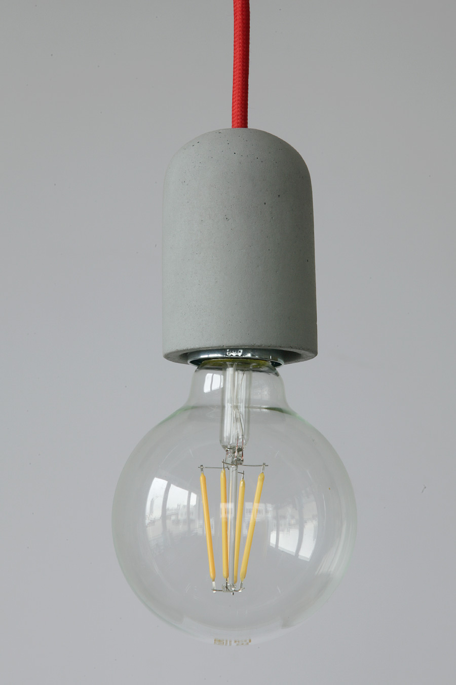 Minimalistische Fassungs-Hängeleuchte aus Beton: Beton-Fassungspendel, mittleres Modell, mit LED-Filament „Globe“-Lampe und rotem Kabel