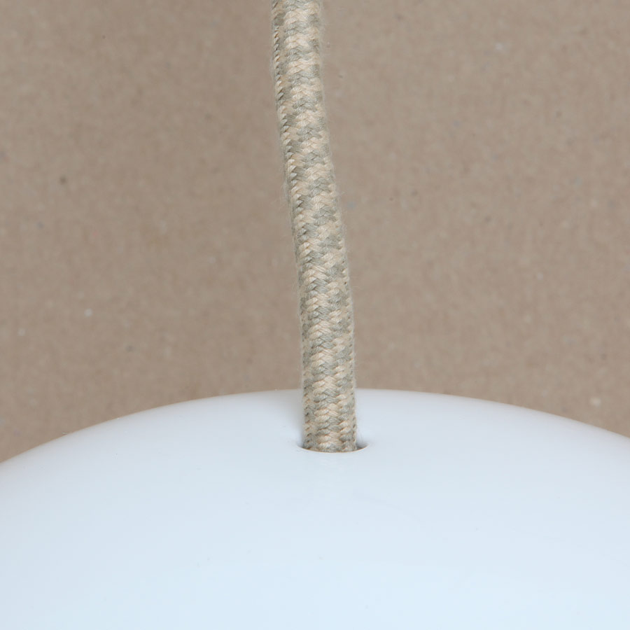 Bild 7: Detail des kleinen Modells mit Kabel-Hängung, Ø 22 cm Kleine Hängeleuchte aus Porzellan-Halbkugeln: Detail des kleinen Modells mit Kabel-Hängung, Ø 22 cm