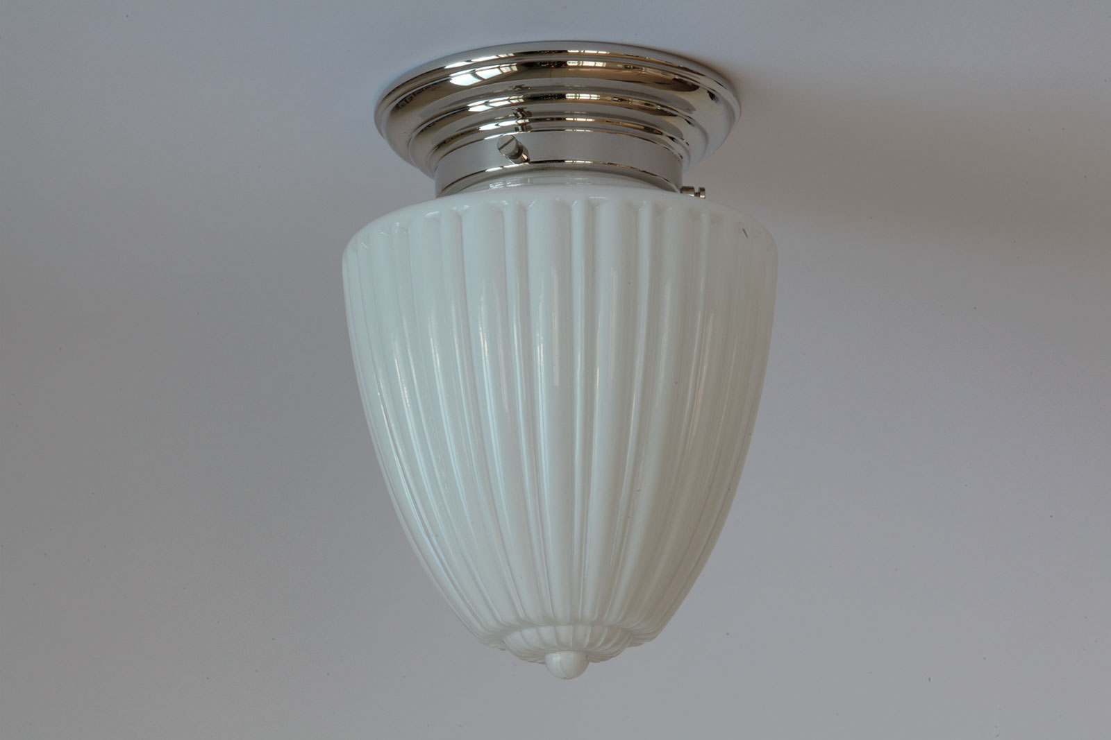 Klassische, kleinere Deckenleuchte mit kanneliertem Opalglas Ø 17 cm: Hier mit Sockel in Messing glänzend vernickelt