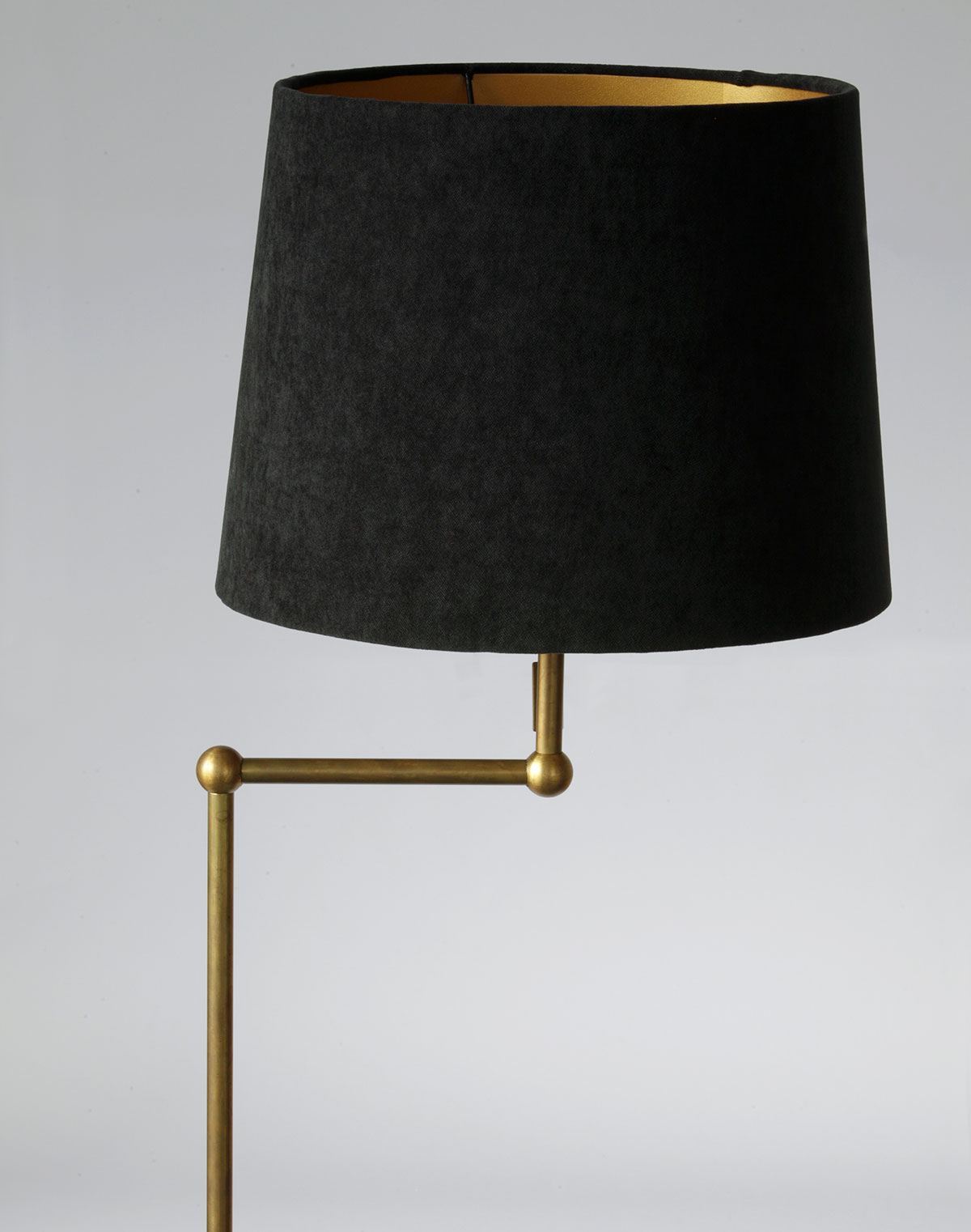 Messing-Stehleuchte mit Schirm aus schwarzem Samt, Bild 5 Messing-Stehleuchte mit Schirm aus schwarzem Samt, Bild 5