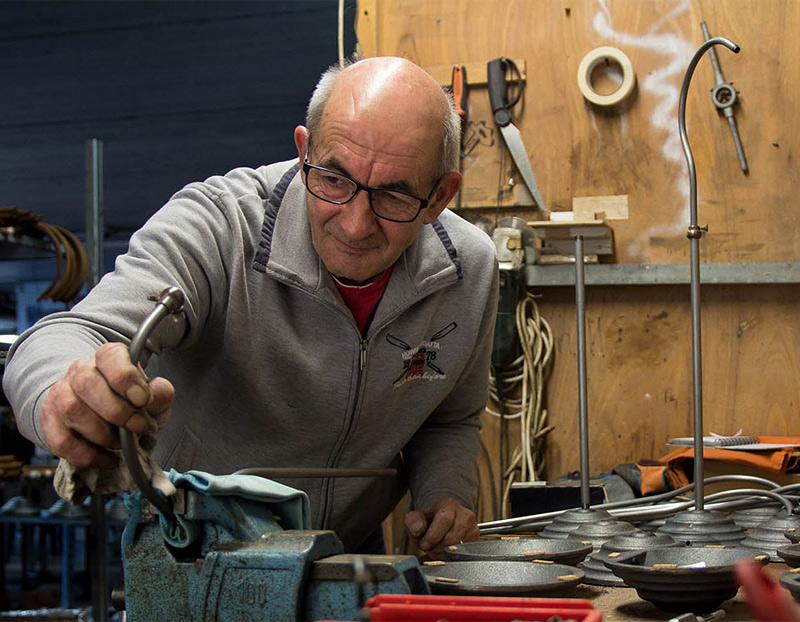 Bild 7: Die Leuchte wird in den Niederlanden von Hand gefertigt GARDE Stehlampe mit kleinem Kupferschirm: Die Leuchte wird in den Niederlanden von Hand gefertigt