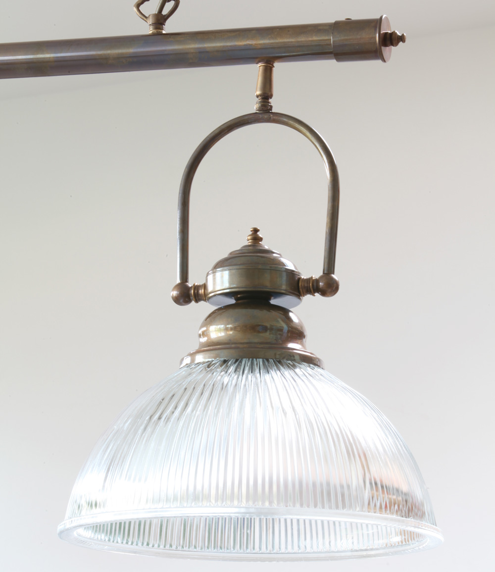 Nostalgische Balkenlampe mit prismatischen Glasschirmen, Bild 5 Nostalgische Balkenlampe mit prismatischen Glasschirmen, Bild 5