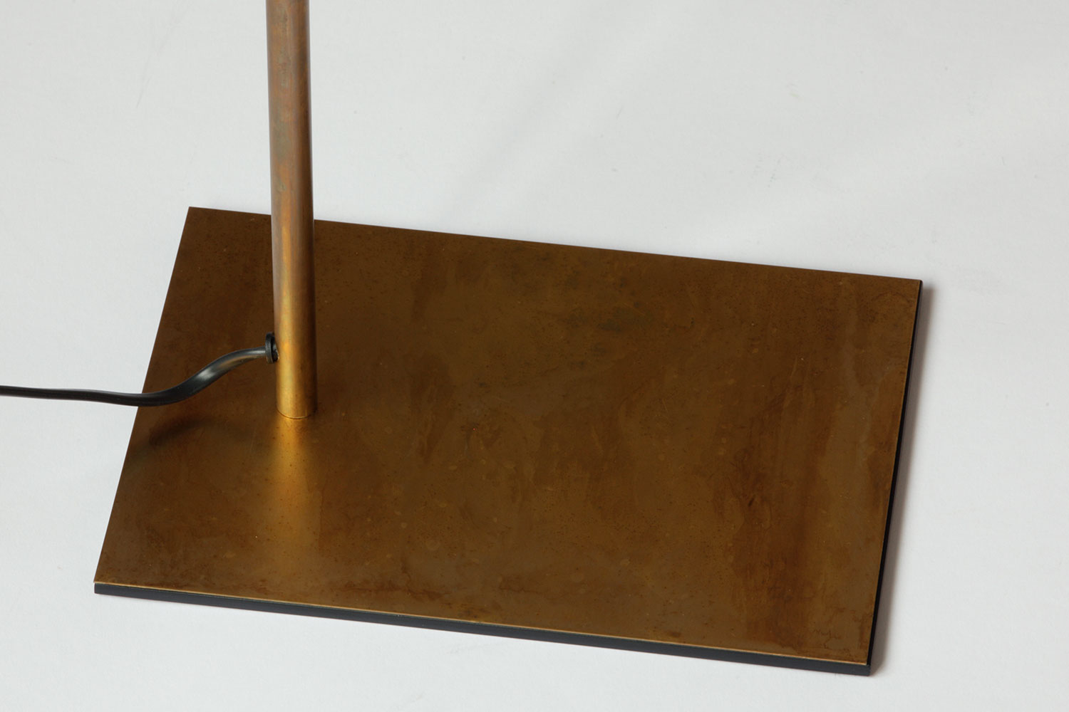 Bild 8: Schwerer, flacher Sockel ebenfalls Messing roh Messing-Stehleuchte mit Schirm aus schwarzem Samt: Schwerer, flacher Sockel ebenfalls Messing roh