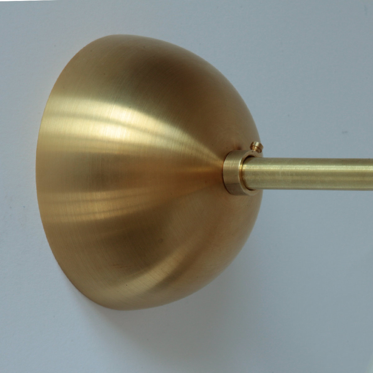 Bild 5: Wandteil (rund, Modell 1) in Messing natur Wandleuchte mit gestuften „Komet“-Opalglas im Art déco-Stil: Wandteil (rund, Modell 1) in Messing natur