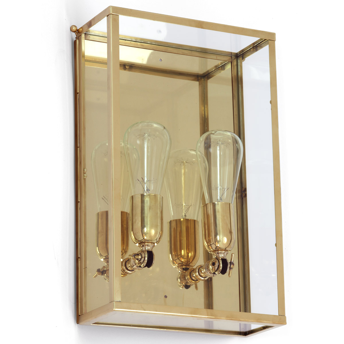 VITRINE Große Kassetten-Wandleuchte aus Messing VITRINE Große Kassetten-Wandleuchte aus Messing