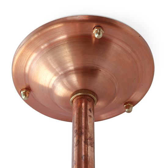 SIEGEN Gelenk-Rohrpendelleuchte aus Kupfer mit Opalglas-Kugel, Ø 35/40 cm: Die Rosette wird mit Messing-Kappenmuttern an der Deckenplatte befestigt
