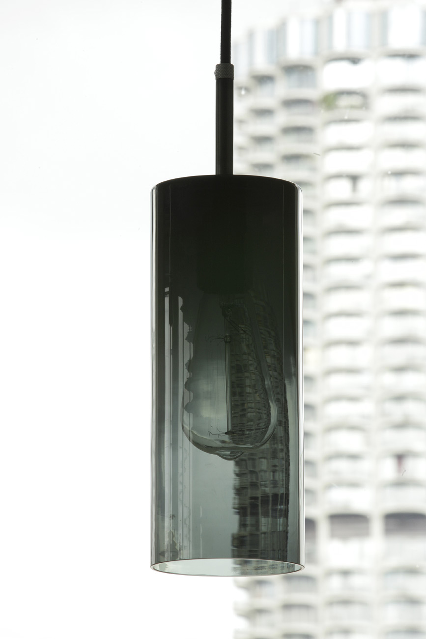 Pendelleuchten mit dunklem Rauchglas-Zylinder BROMPTON: Pendelleuchte mit Rauchglas-Zylinder, Aufnahme im Gegenlicht: das Glas wird nach oben hin dunkler