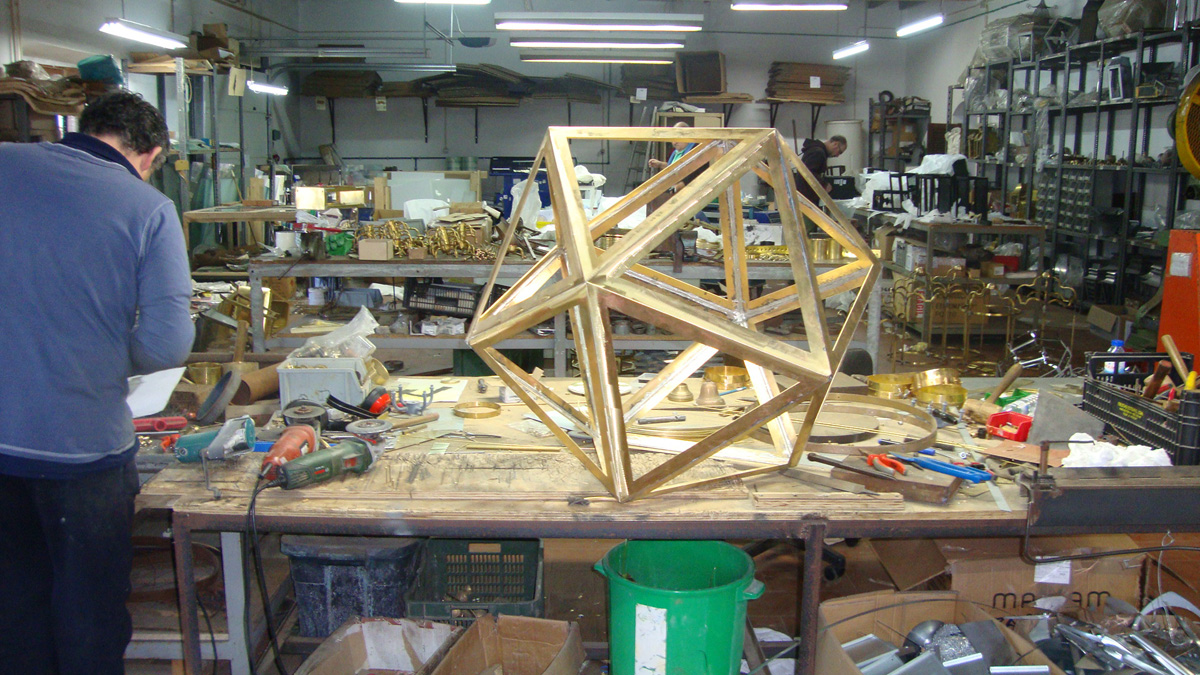 Bild 9: Die Hängeleuchte wird komplett in der Manufaktur in Portugal hergestellt Art-Déco-Pendelleuchte in Ikosaeder-Form  C425: Die Hängeleuchte wird komplett in der Manufaktur in Portugal hergestellt