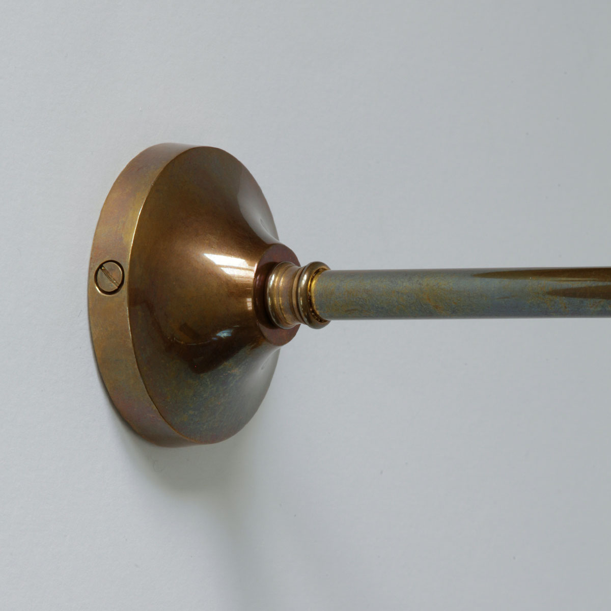 Bild 7: „Alt-Messing patiniert“ Wand-Pendelleuchte mit Lampenkäfig und Umlenkrolle: „Alt-Messing patiniert“