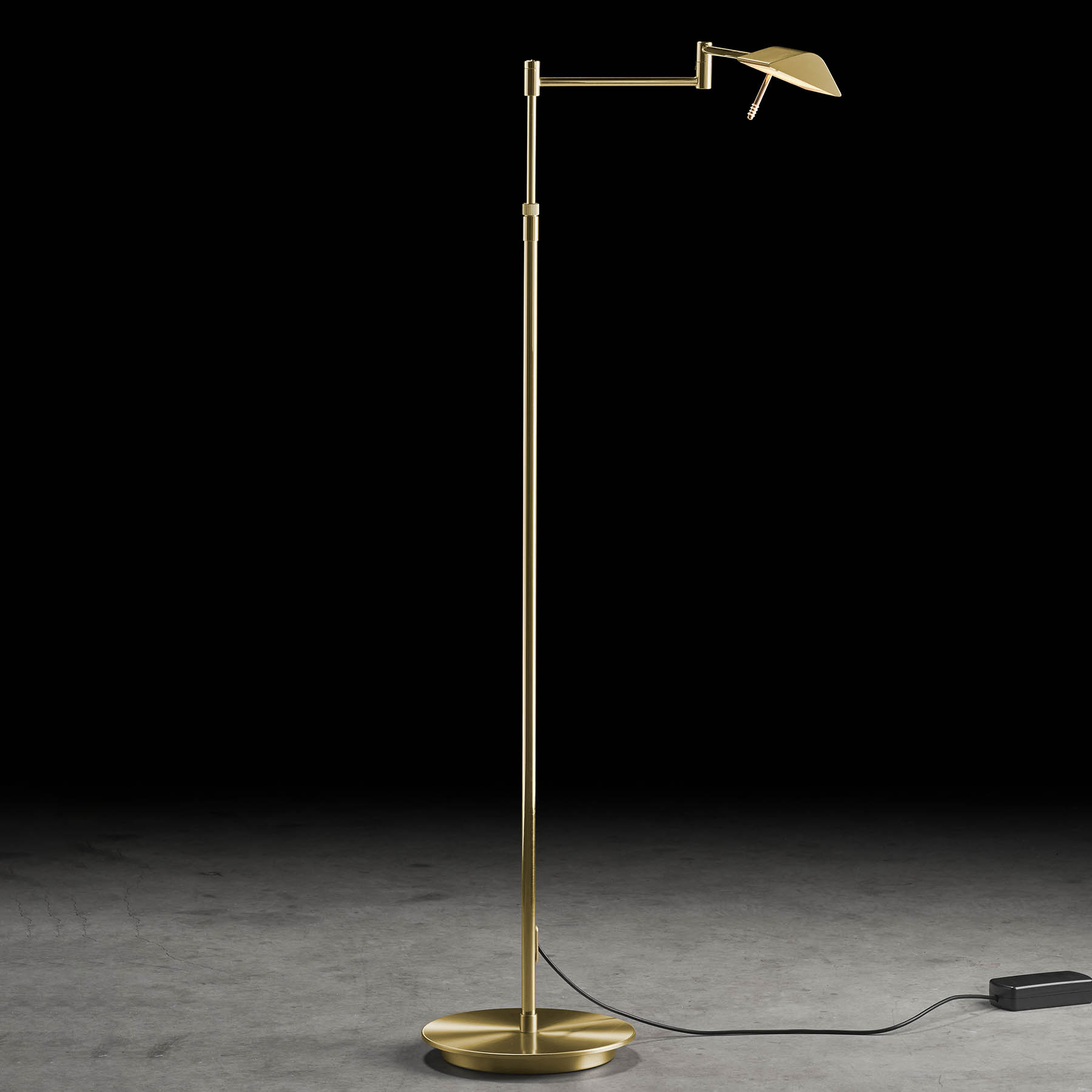 Jointed brass floor light 6914 with true color LED and dimmer: Abgebildet in der Oberfläche Messing