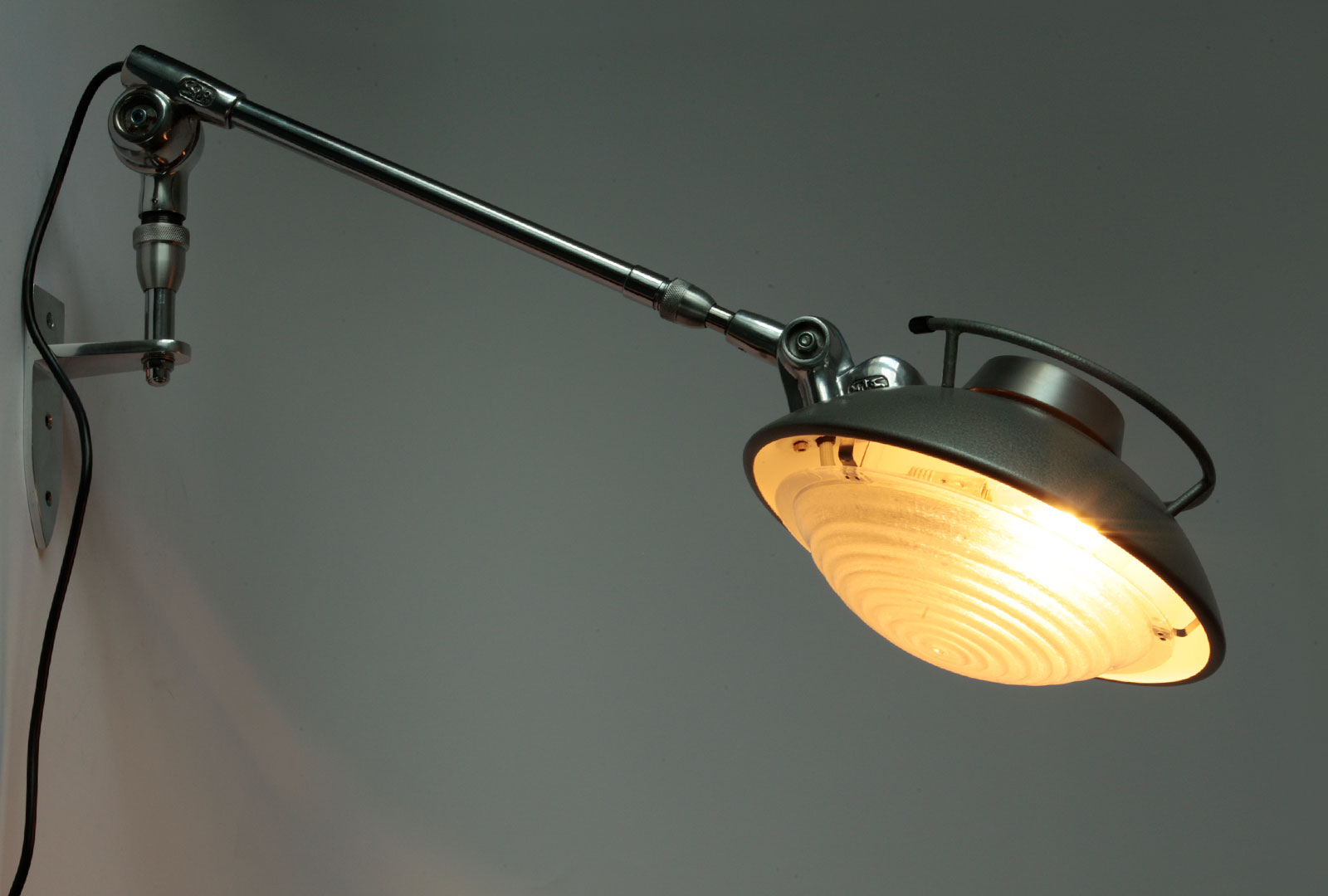 Bild 5: Das Licht wird durch einen Diffusor blendfrei angenehm gestreut Gelenk-Wandleuchte nach Ferdinand SOLÈRE im Industriestil der 1950er Jahre: Das Licht wird durch einen Diffusor blendfrei angenehm gestreut