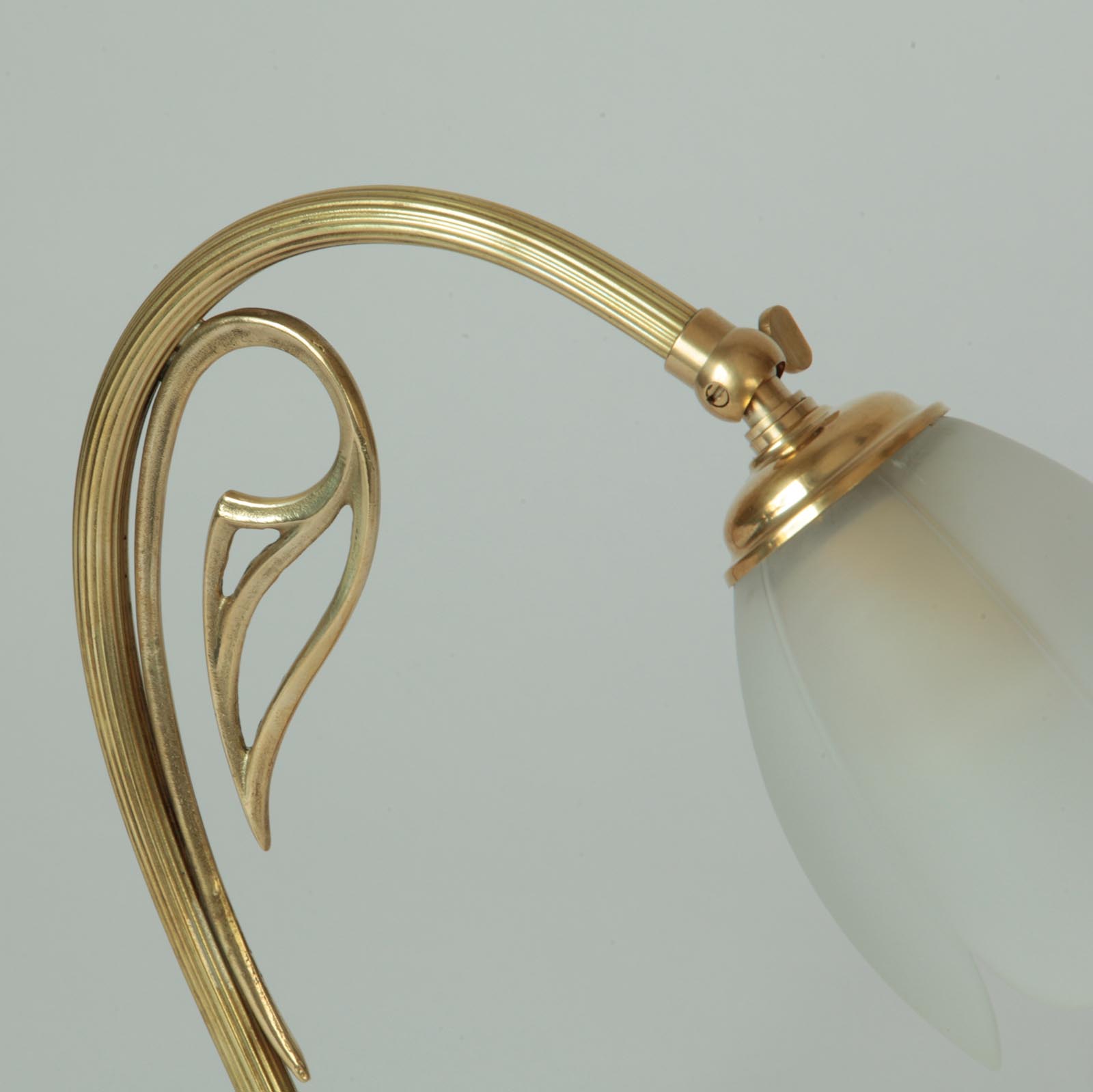 Small Art Nouveau Table Lamp With Blossom Shaped Glass Shade: Messing poliert, unlackiert