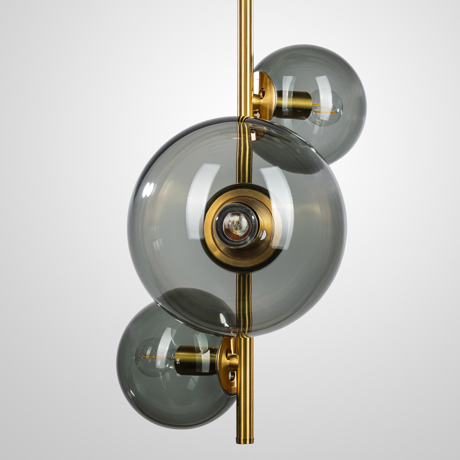 Vertikaler Hängeleuchter mit drei Rauchglas-Kugeln, Bild 4 Vertikaler Hängeleuchter mit drei Rauchglas-Kugeln, Bild 4