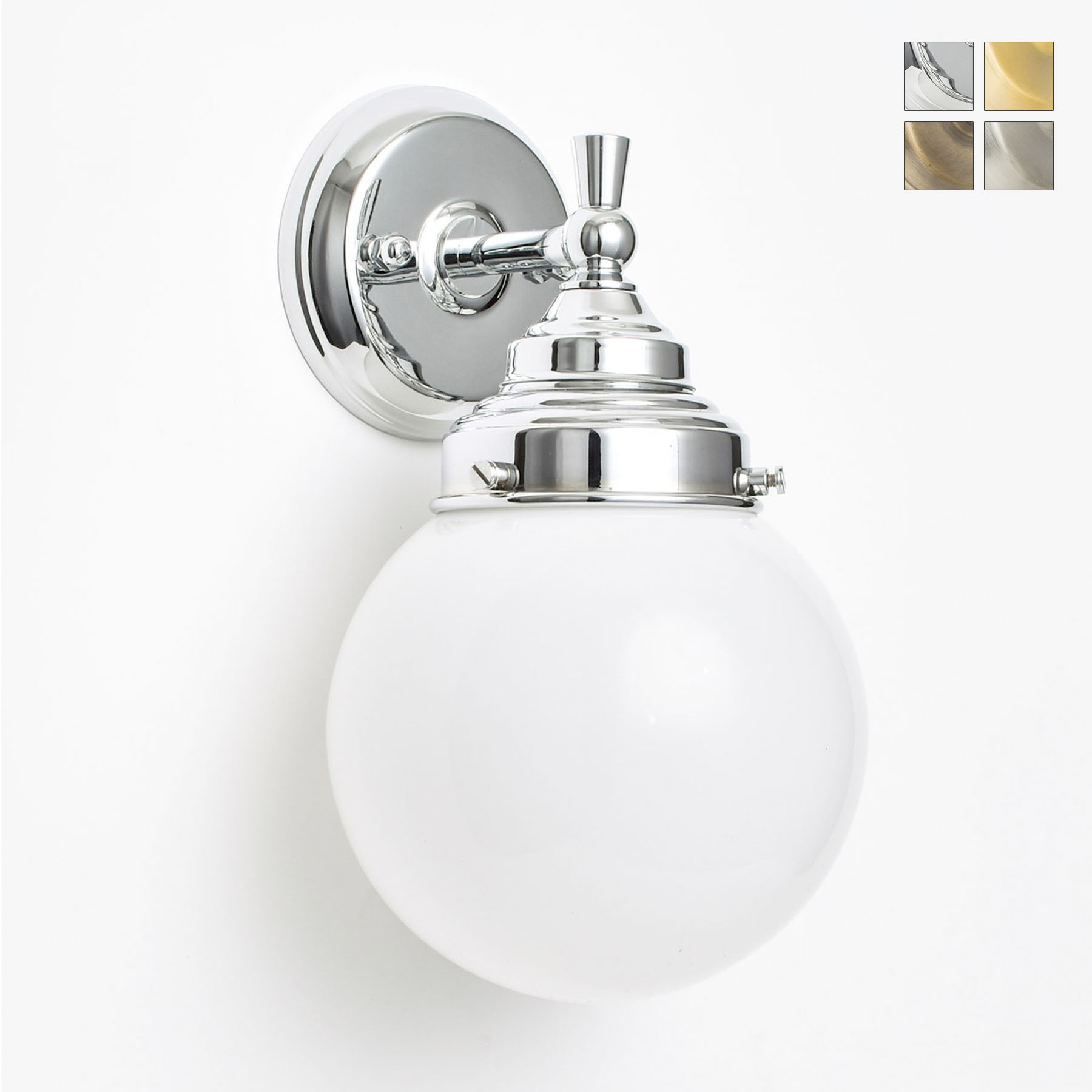 Klassiker am Spiegel: Art Déco-Wandleuchte mit Opalglas-Kugel Klassiker am Spiegel: Art Déco-Wandleuchte mit Opalglas-Kugel