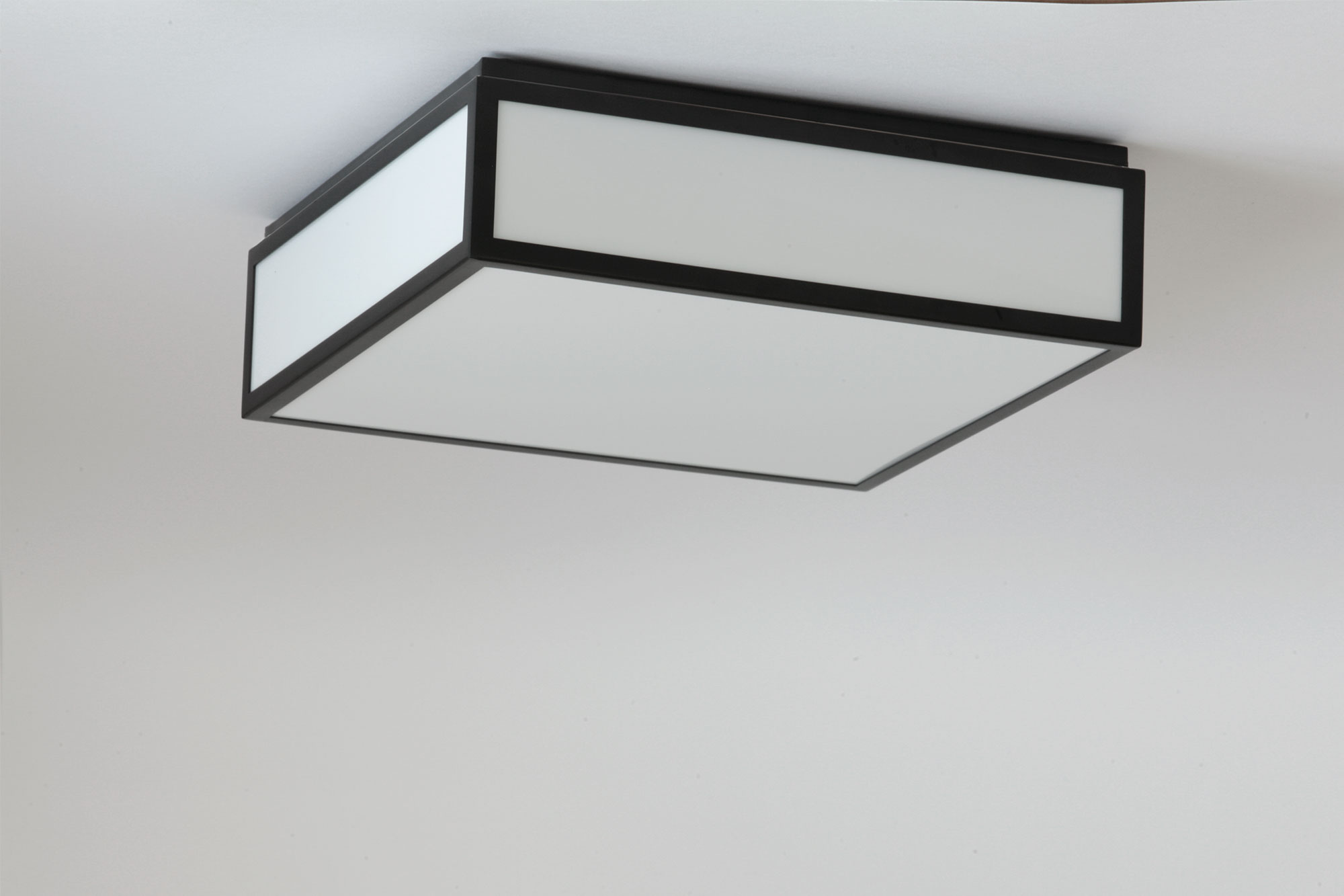 Quadratische LED-Deckenleuchte schwarz-weiß, auch für Badezimmer, 30 cm: Quadratische Deckenleuchte für das Badezimmer, flache, verglaste Kastenkonstruktion mit LED-Technik