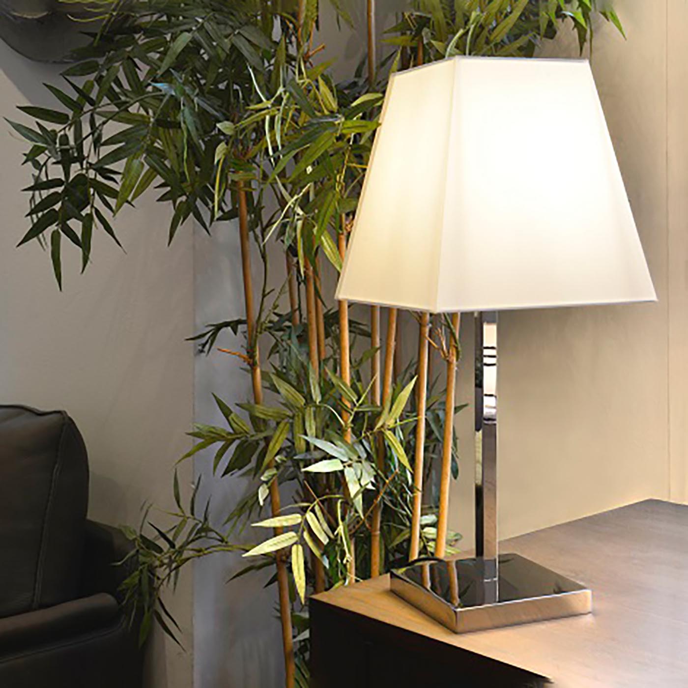 Zeitlos-klassische Tischleuchte mit eckigem Stoffschirm (zwei Größen) L110: Auch in Nickel-Ausführung erhätlich, bitte anfragen.