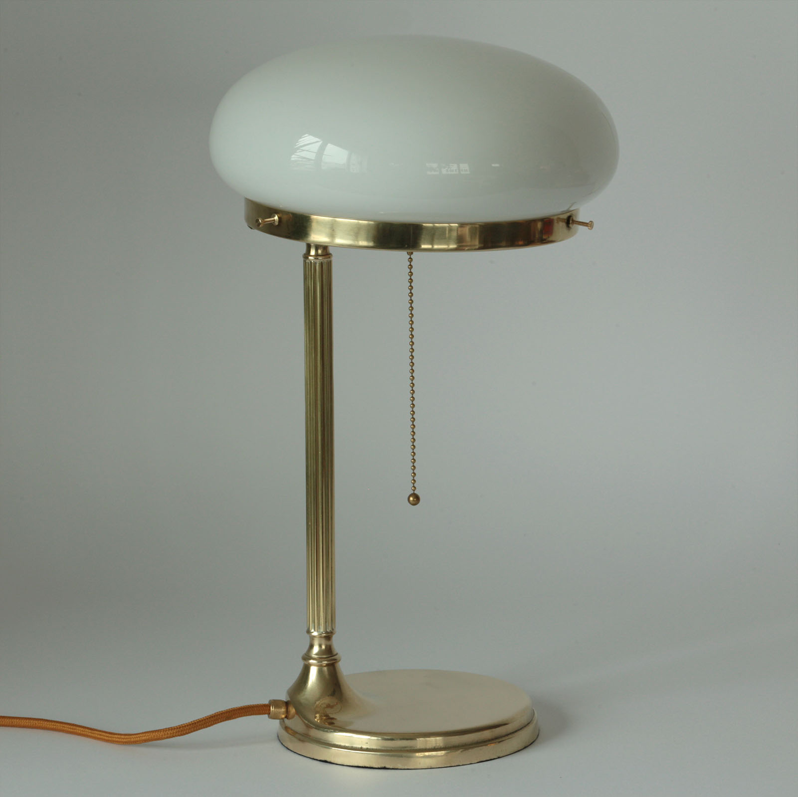 Fig. 4: Zu sehen in Messing poliert, unlackiert Art Nouveau Table Lamp, Classic Brass Design with "Mushroom" Glass: Zu sehen in Messing poliert, unlackiert