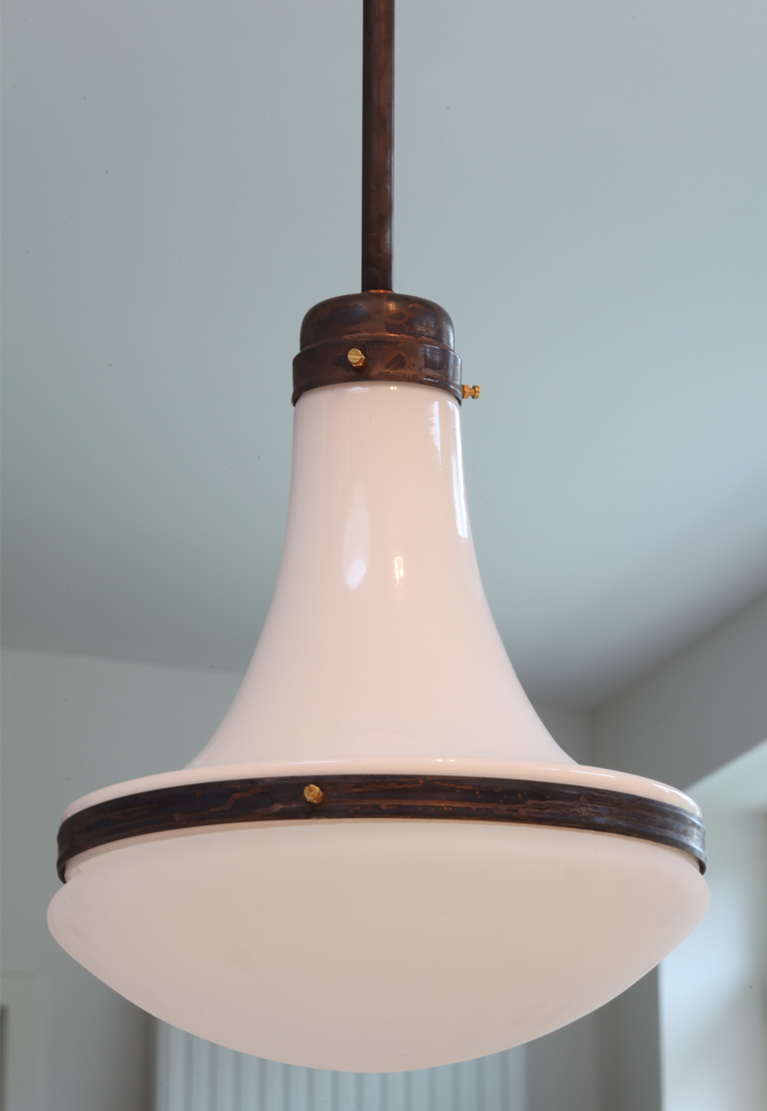 Fig. 12: Luzetten-Hängeleuchte, Ausführung in Kupfer patiniert "Luzette" Pendant Light of Early German Industrial Style: Luzetten-Hängeleuchte, Ausführung in Kupfer patiniert