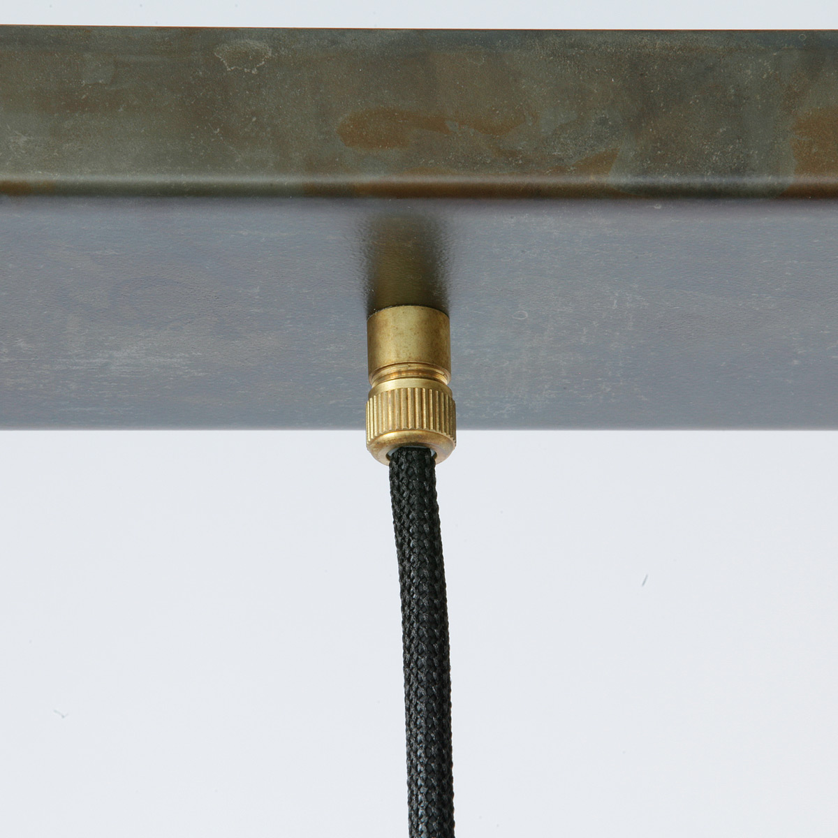 STAB: Schmale Röhren-Pendelleuchte aus rohem Messing: Die Deckenleiste von Modell 3 (55 cm, Breite 8 cm)
