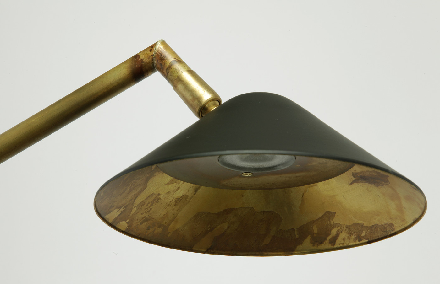 Modern Design-Wandleuchte ASTVERK in Messing roh: Der Schirm mit eingebautem LED-Leuchtmittel