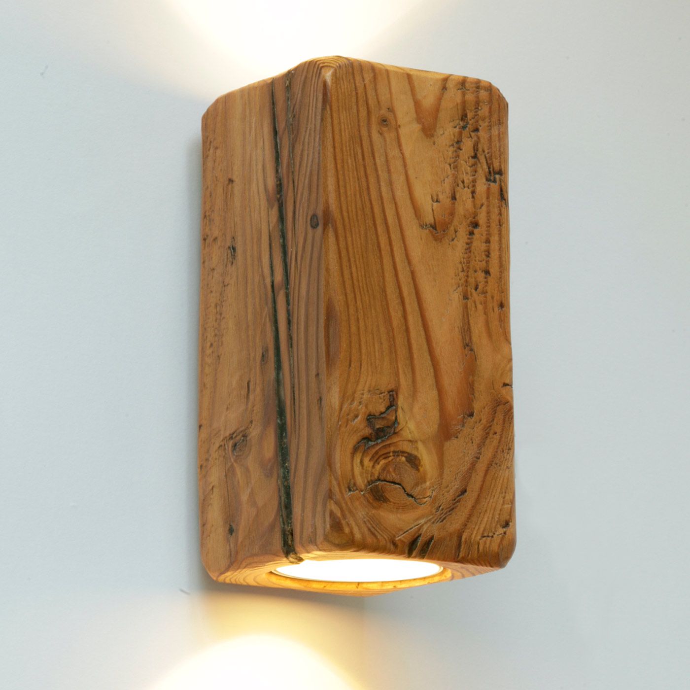 Up-and-Down-Strahler-Wandleuchte aus antikem Massivholz Up-and-Down-Strahler-Wandleuchte aus antikem Massivholz