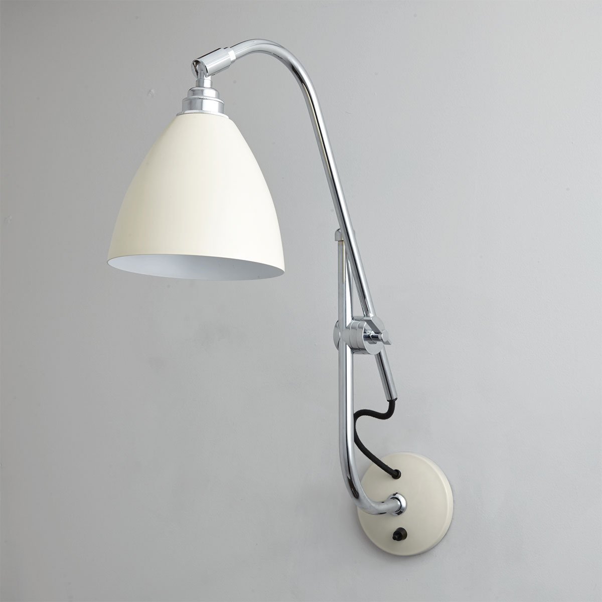 Wandleuchte mit Gelenk-Auslegerarm im Bauhaus-Stil TASK: Cremeweiße Gelenk-Wandlampe