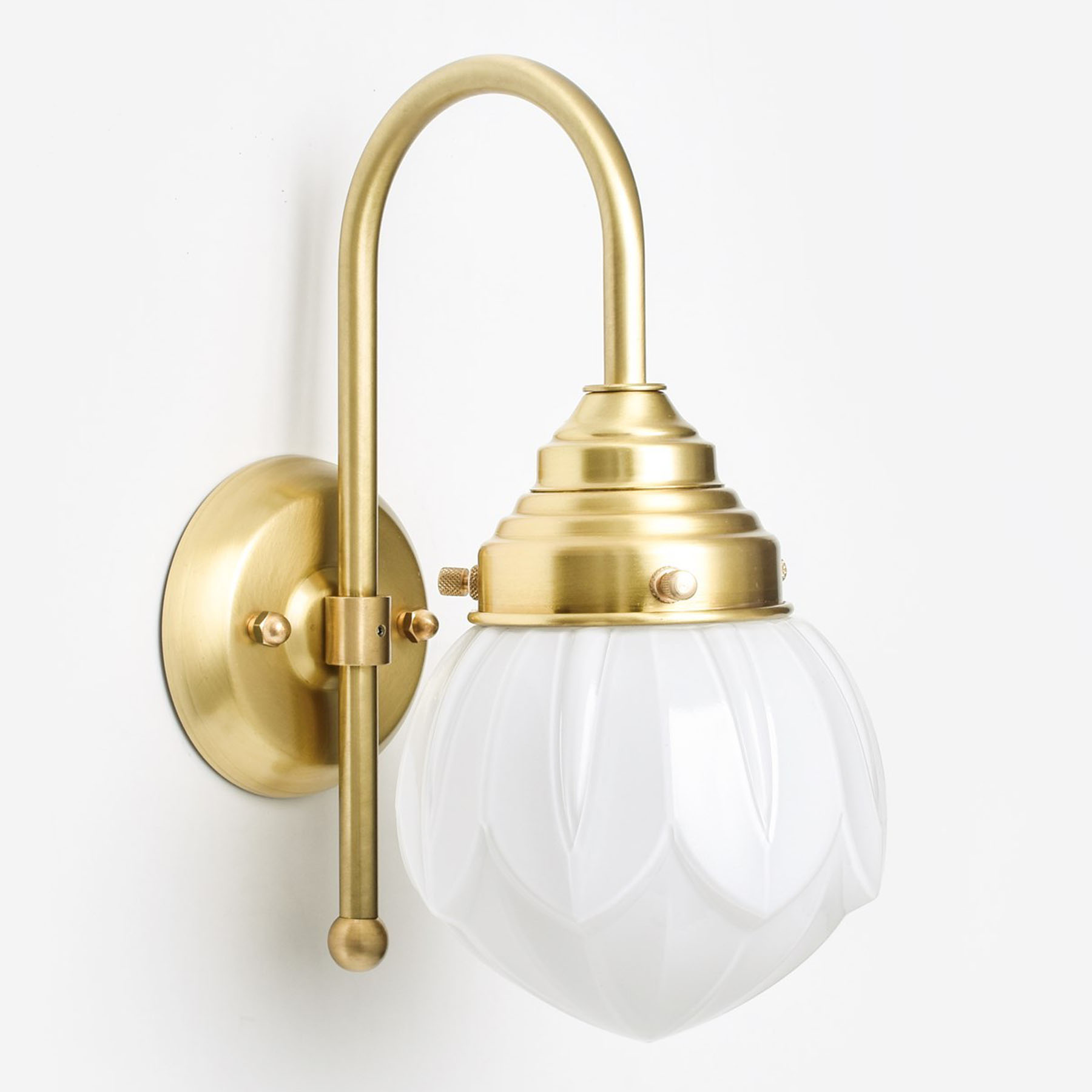 Kleine Art déco-Badezimmer-Wandleuchte mit Bogenarm und Blütenglas, Bild 2 Kleine Art déco-Badezimmer-Wandleuchte mit Bogenarm und Blütenglas, Bild 2