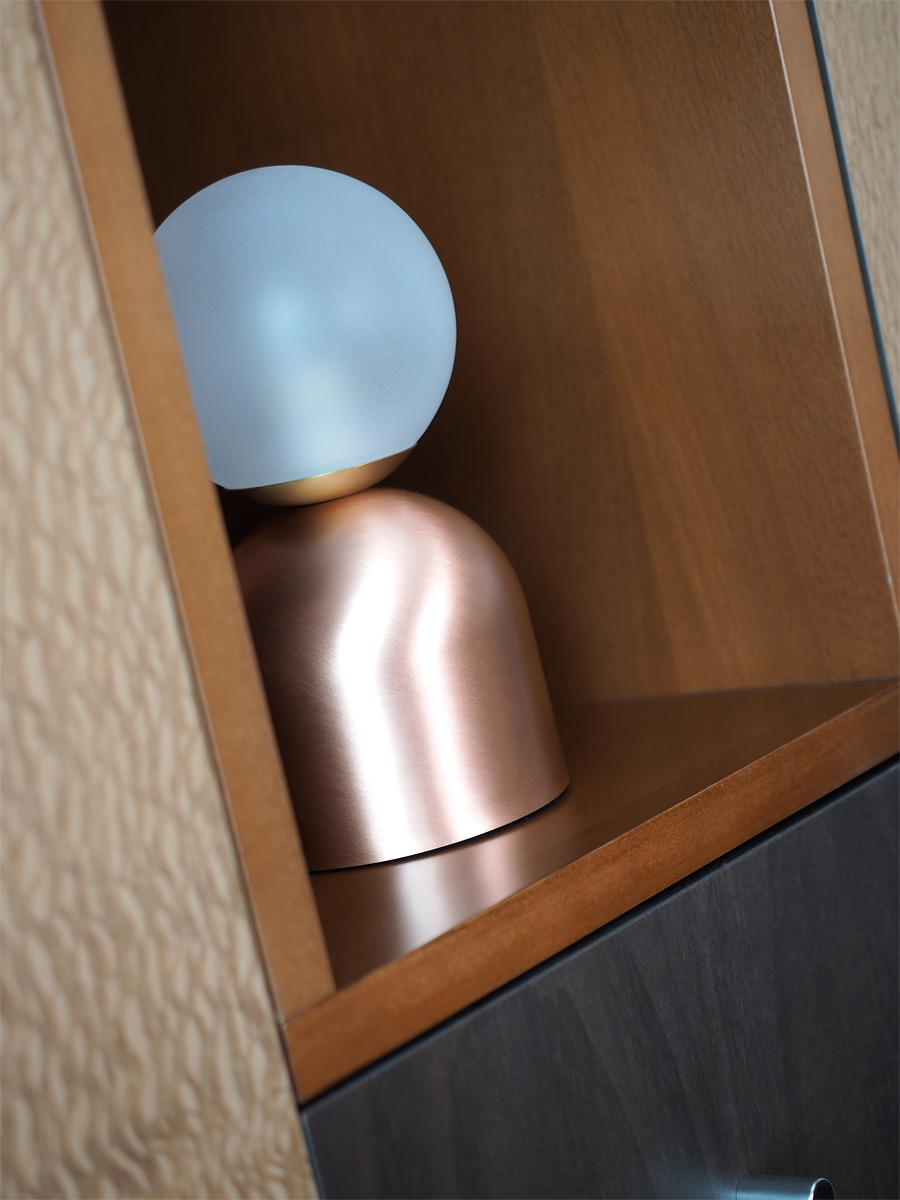 Handgefertigte, kleine Design-Tischleuchte mit Glaskugel, Bild 7 Handgefertigte, kleine Design-Tischleuchte mit Glaskugel, Bild 7