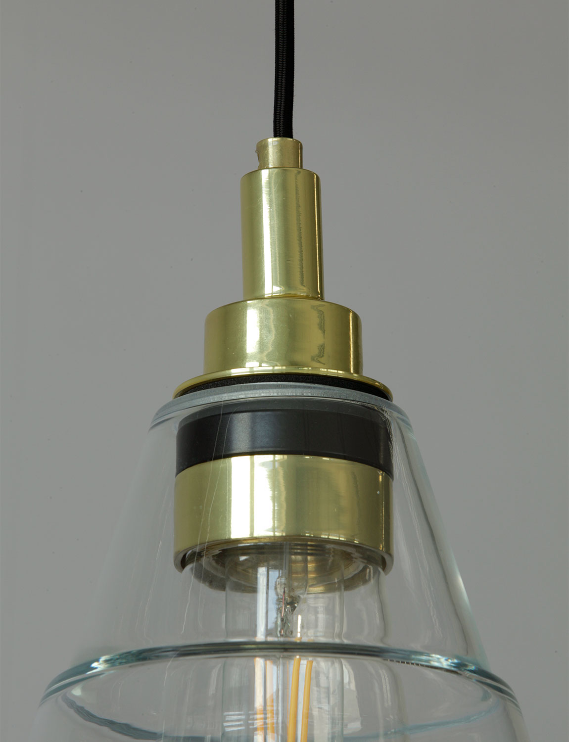 Kleine Glas-Hängeleuchte auch für Badezimmer, IP65: Die Glashalterung (in „Messing poliert“) mit Dichtungen