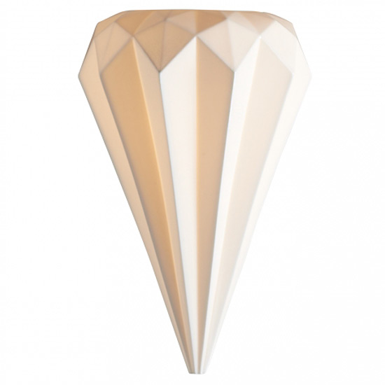 Bild 1: Die Facetten-Wandleuchte HATTON aus Porzellan (hier in eingeschaltetem Zustand) Einzigartige Porzellan-Wandleuchte HATTON: Die Facetten-Wandleuchte HATTON aus Porzellan (hier in eingeschaltetem Zustand)