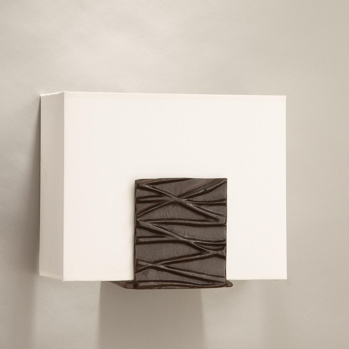 Bronzeguss-Wandleuchte ZEN mit Stoffschirm Bronzeguss-Wandleuchte ZEN mit Stoffschirm