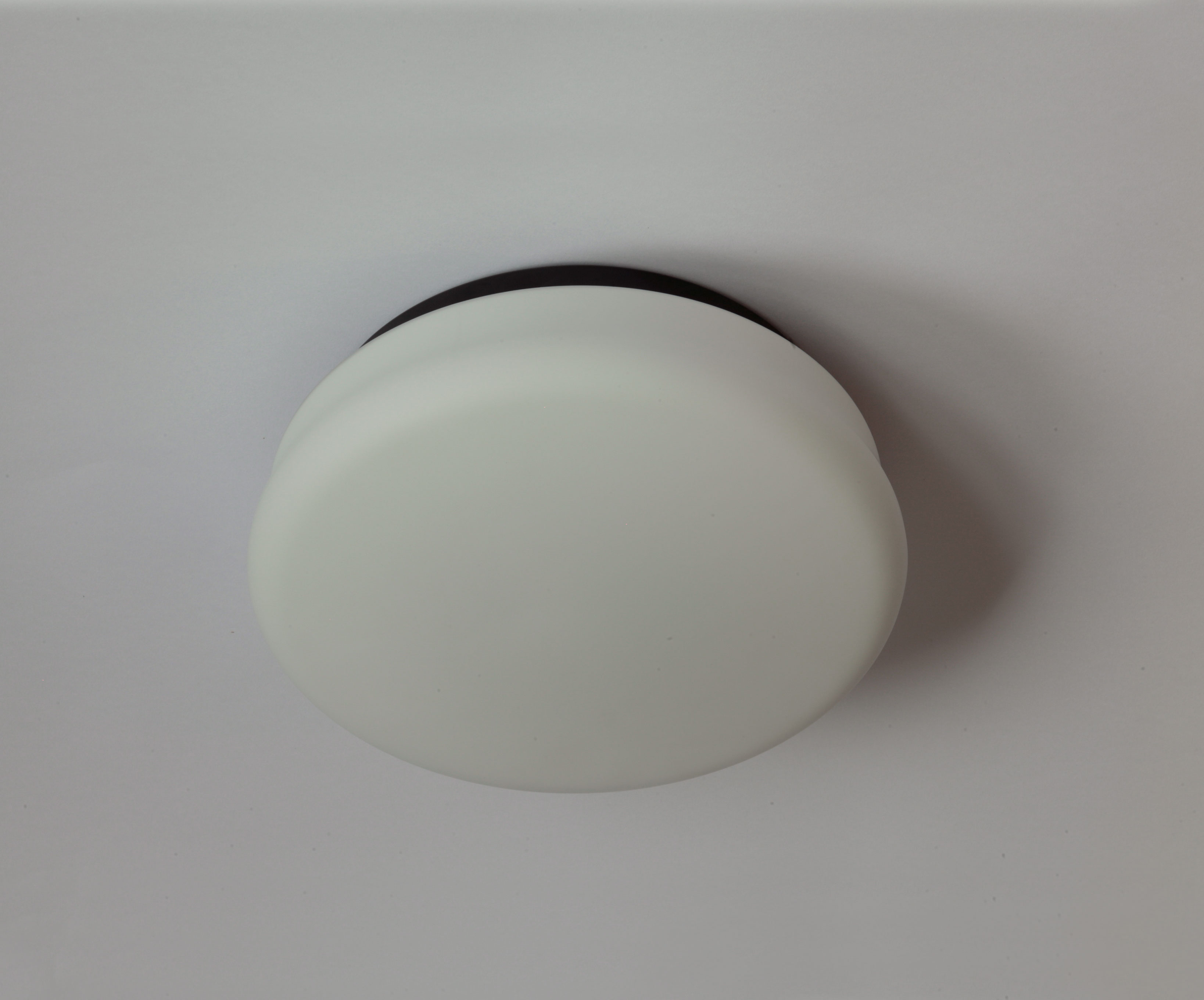 Bild 7: Simple Opalglas-Deckenleuchte, hier mit schwarzem Glashalter Runde Opalglas-Deckenleuchte RADA Ø 29 cm: Simple Opalglas-Deckenleuchte, hier mit schwarzem Glashalter