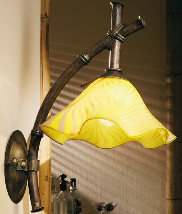 Fig. 4: Auf Anfrage gibt es passende handgeschmiedete Wandleuchten. Exotic hand-forged floor lamp with Hawaiian glass: Auf Anfrage gibt es passende handgeschmiedete Wandleuchten.