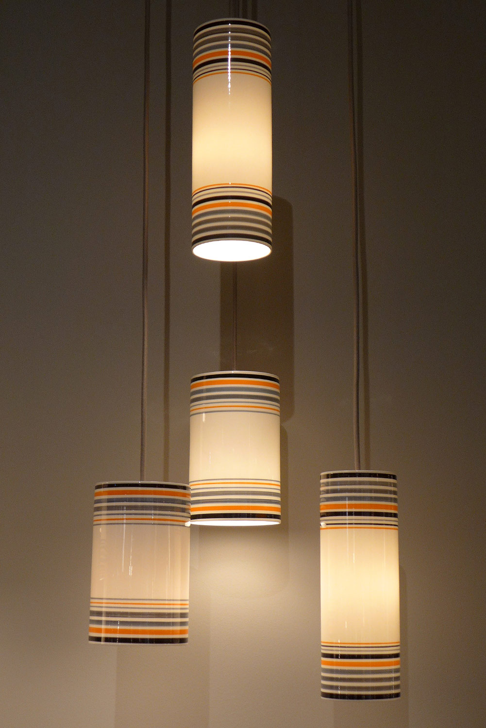 Gestreifte Pendellampe aus Porzellan MAY Size 2, blau oder orange, Bild 7 Gestreifte Pendellampe aus Porzellan MAY Size 2, blau oder orange, Bild 7