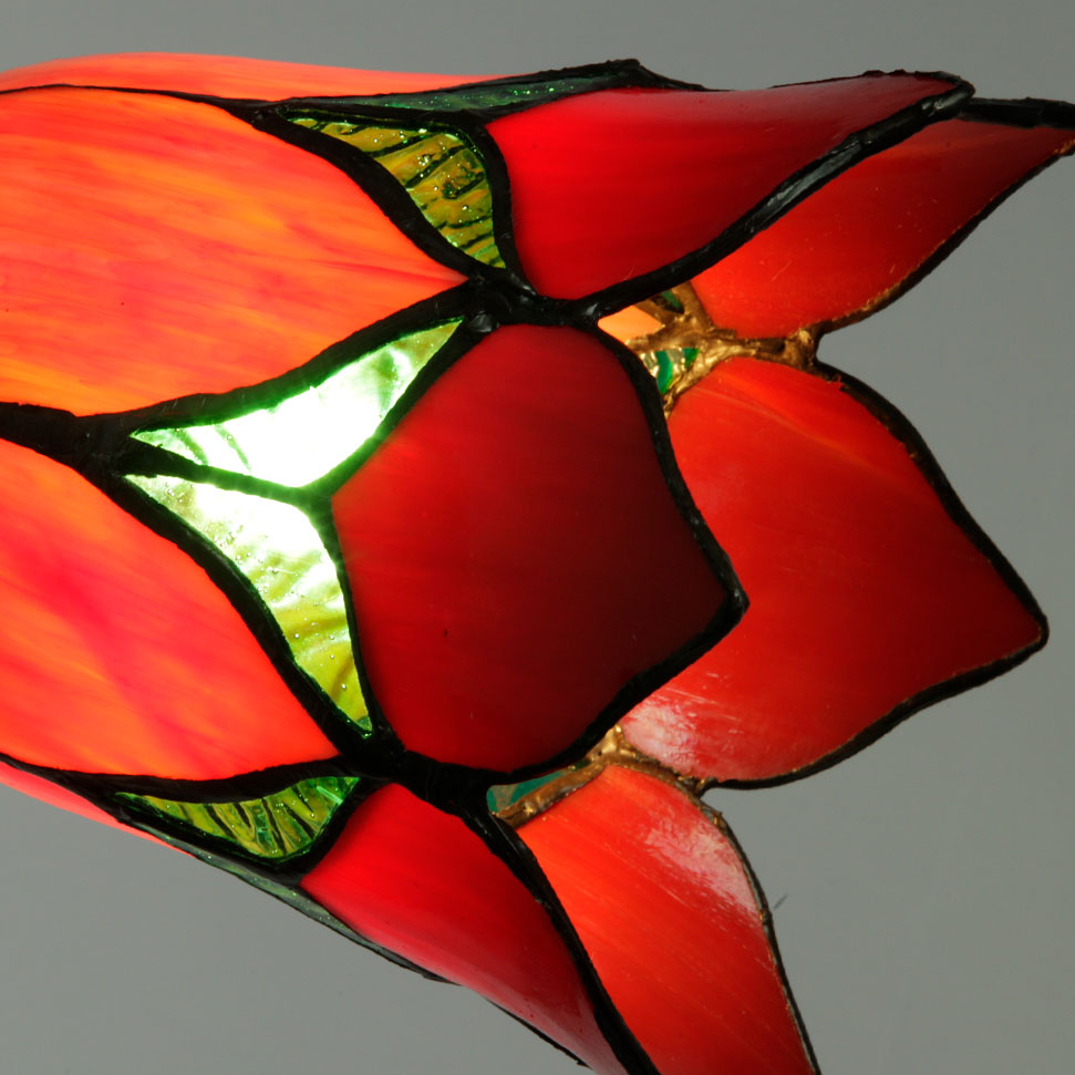 Filigrane Tiffany-Tischleuchte mit rotem Blütenschirm, Bild 3