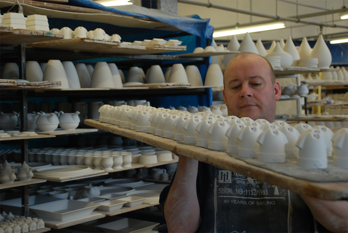 Pilz-Tischleuchte mit Schirm aus Porzellan COSMO: Alle Teile aus Knochenporzellan („Bone China“) stammen aus der eigenen Manufaktur in Stoke-on-Trent in den englischen Midlands