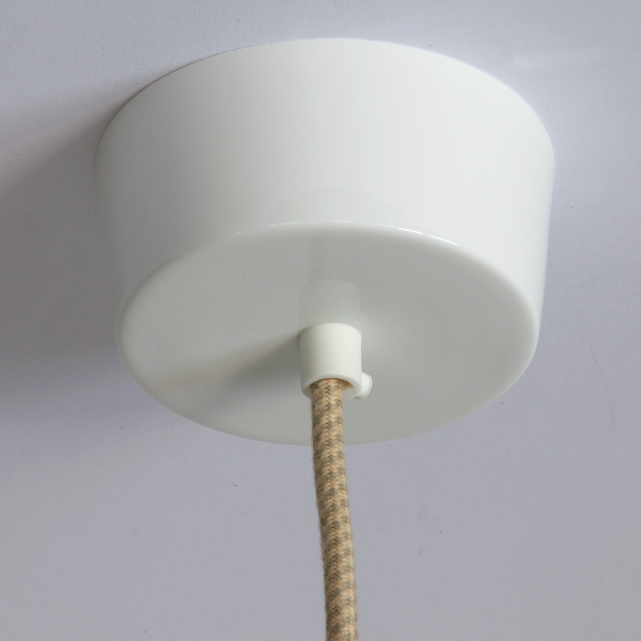 Bild 14: Auch der Baldachin ist aus Porzellan Porzellanschirm-Pendelleuchte aus der Manufaktur COSMO: Auch der Baldachin ist aus Porzellan