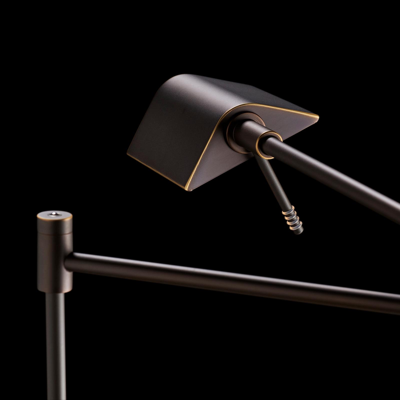 Jointed brass floor light 6914 with true color LED and dimmer: Abgebildet in der Oberfläche Fumé matt