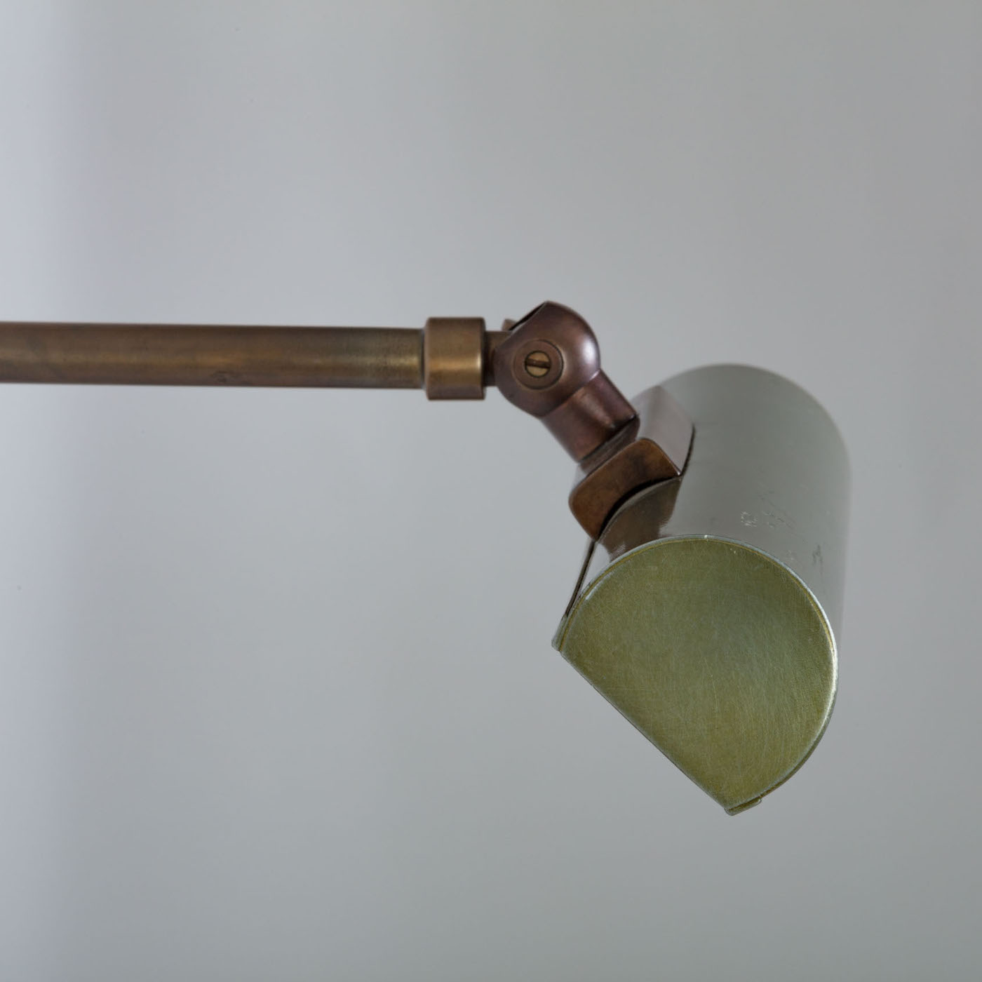 Bild 7: Modell 1, Ausführung mit Schirm in Zink patiniert und Wandarm in Messing geätzt (auf Anfrage erhältlich) RENOIR Französische Bilderleuchten: Modell 1, Ausführung mit Schirm in Zink patiniert und Wandarm in Messing geätzt (auf Anfrage erhältlich)