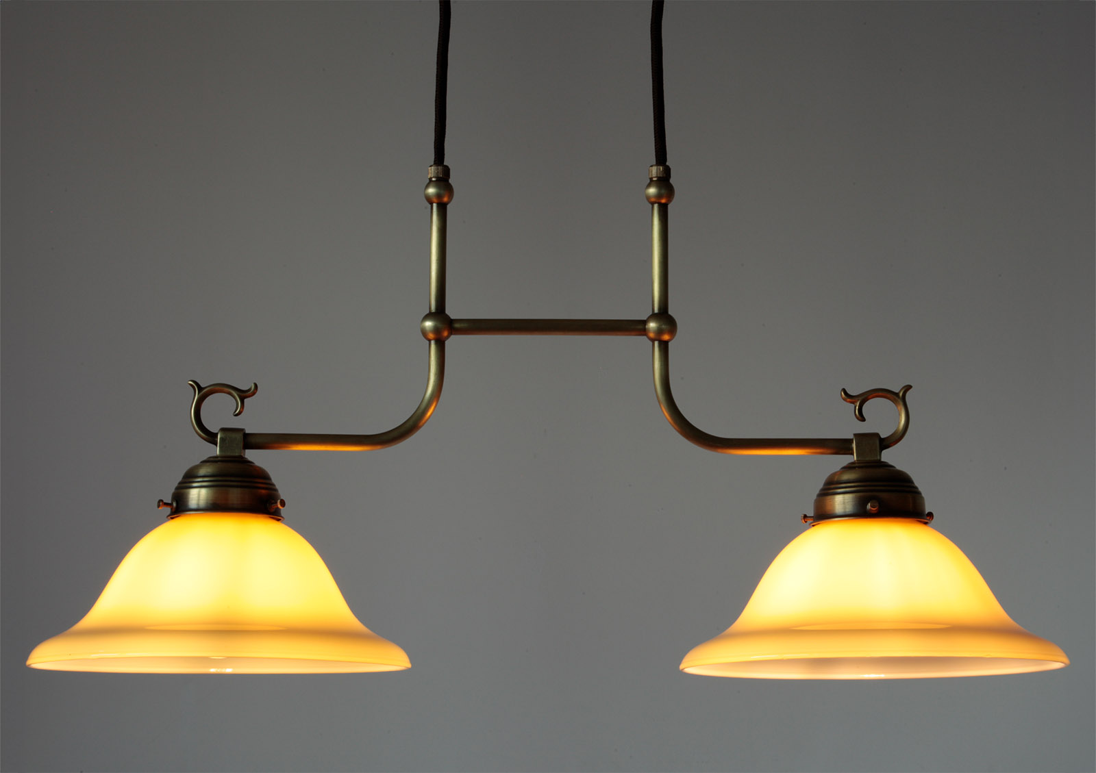 Bild 4: Hier mit crèmefarbenem Opalglas und der Messingoberfläche antik handpatiniert Für Tische: Nostalgische Doppel-Hängeleuchte mit zwei Glasschirmen (auch grün): Hier mit crèmefarbenem Opalglas und der Messingoberfläche antik handpatiniert