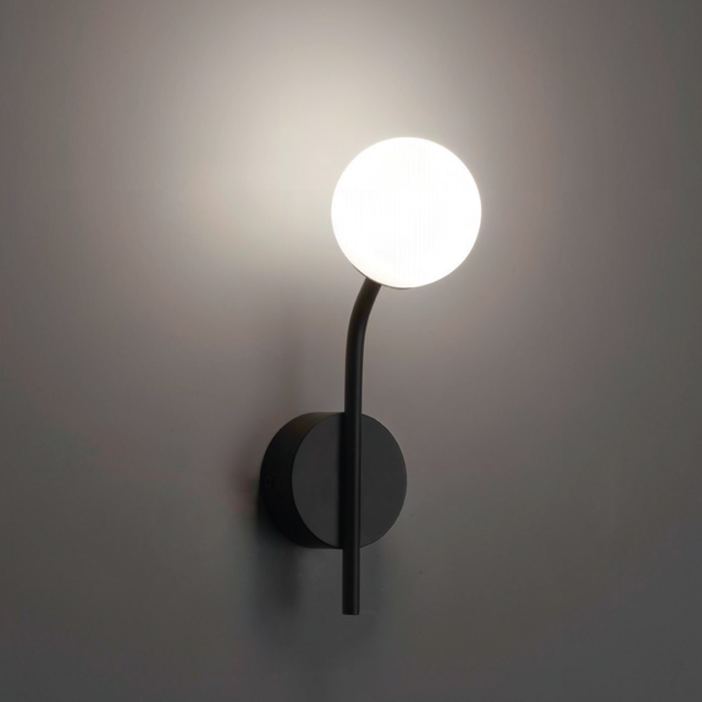 Small, elegant globe wall lamp DOT Ø 8 cm