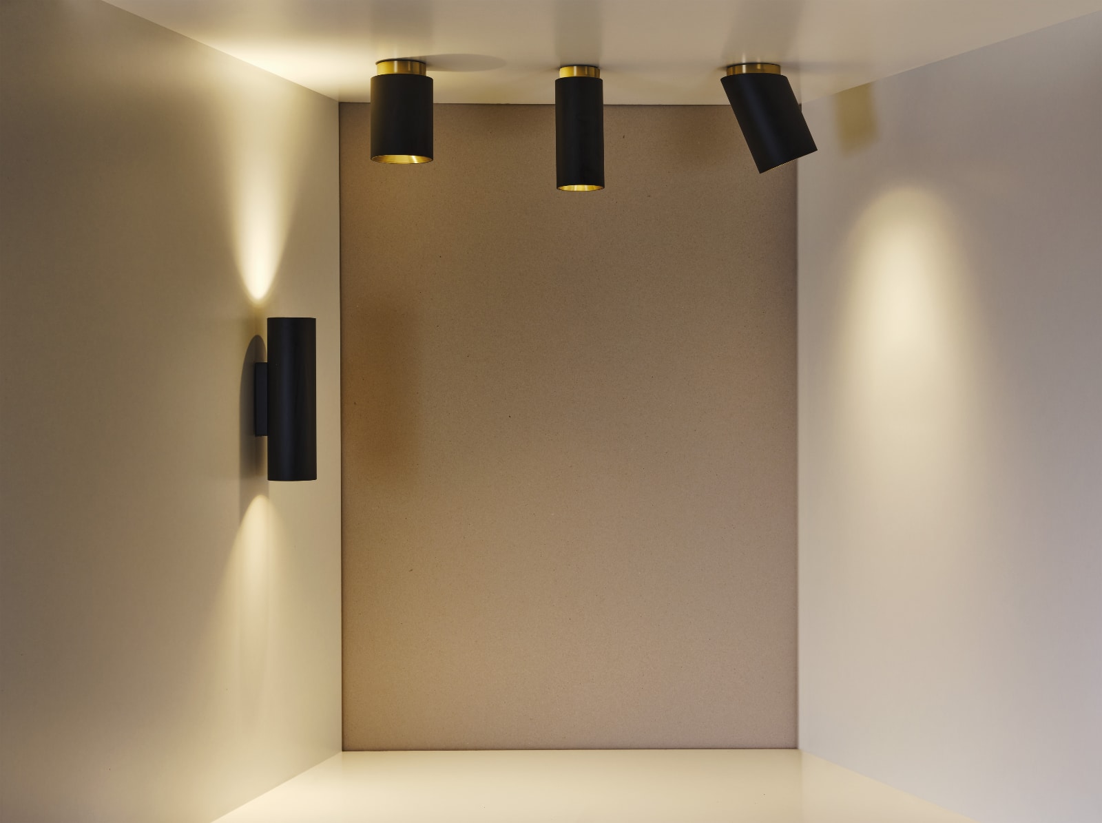 Angled Ceiling Spotlight TOBO: Die TOBO-Kollektion in Schwarz