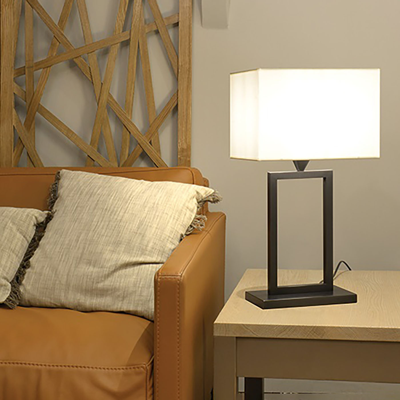 Design-Tischleuchte mit rechteckigem Textilschirm L154: Modell in schwarz patiniert