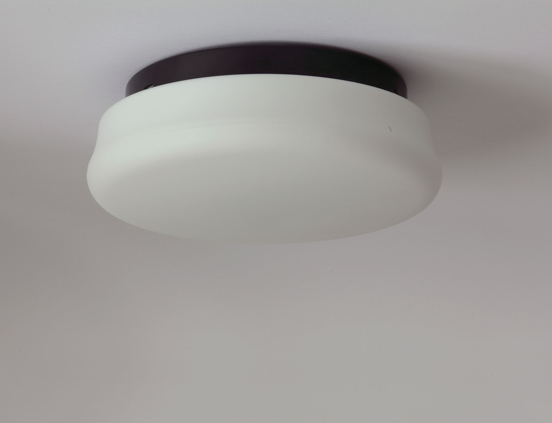 Bild 6: Simple Opalglas-Deckenleuchte, hier mit schwarzem Glashalter Runde Opalglas-Deckenleuchte RADA Ø 29 cm: Simple Opalglas-Deckenleuchte, hier mit schwarzem Glashalter
