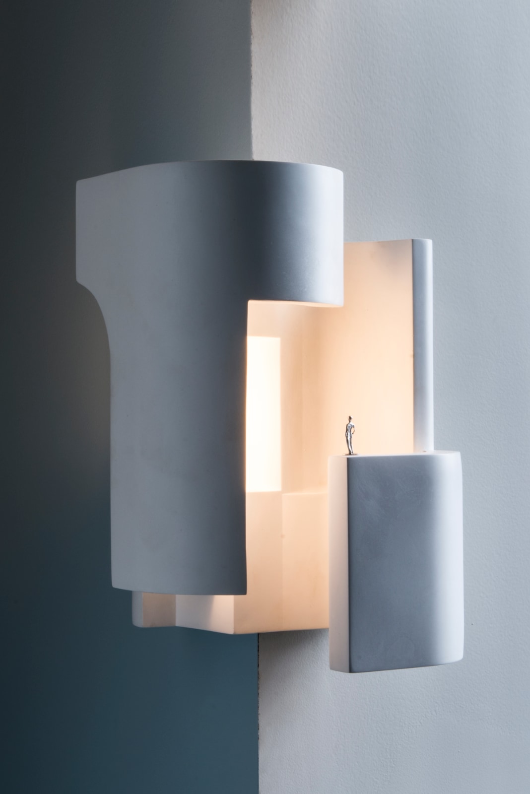 SOUL ANGLE Corner Wall Light with Gold Leaf: Das Modell in Weiß