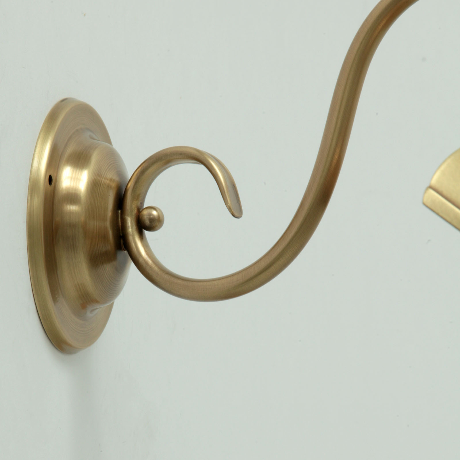 Classic Picture Light in Brass, curved arm, width 30 – 50 cm: Modell 2, abgebildet in Messing patiniert