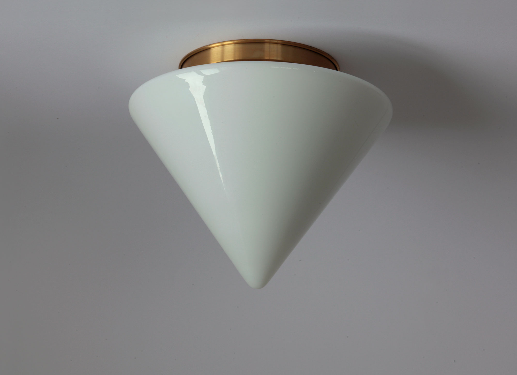 Deckenleuchte mit Kegel-Schirm aus Opalglas Ø 30 cm: Klassische Kegel-Deckenleuchte (Opalglas, Messing natur)