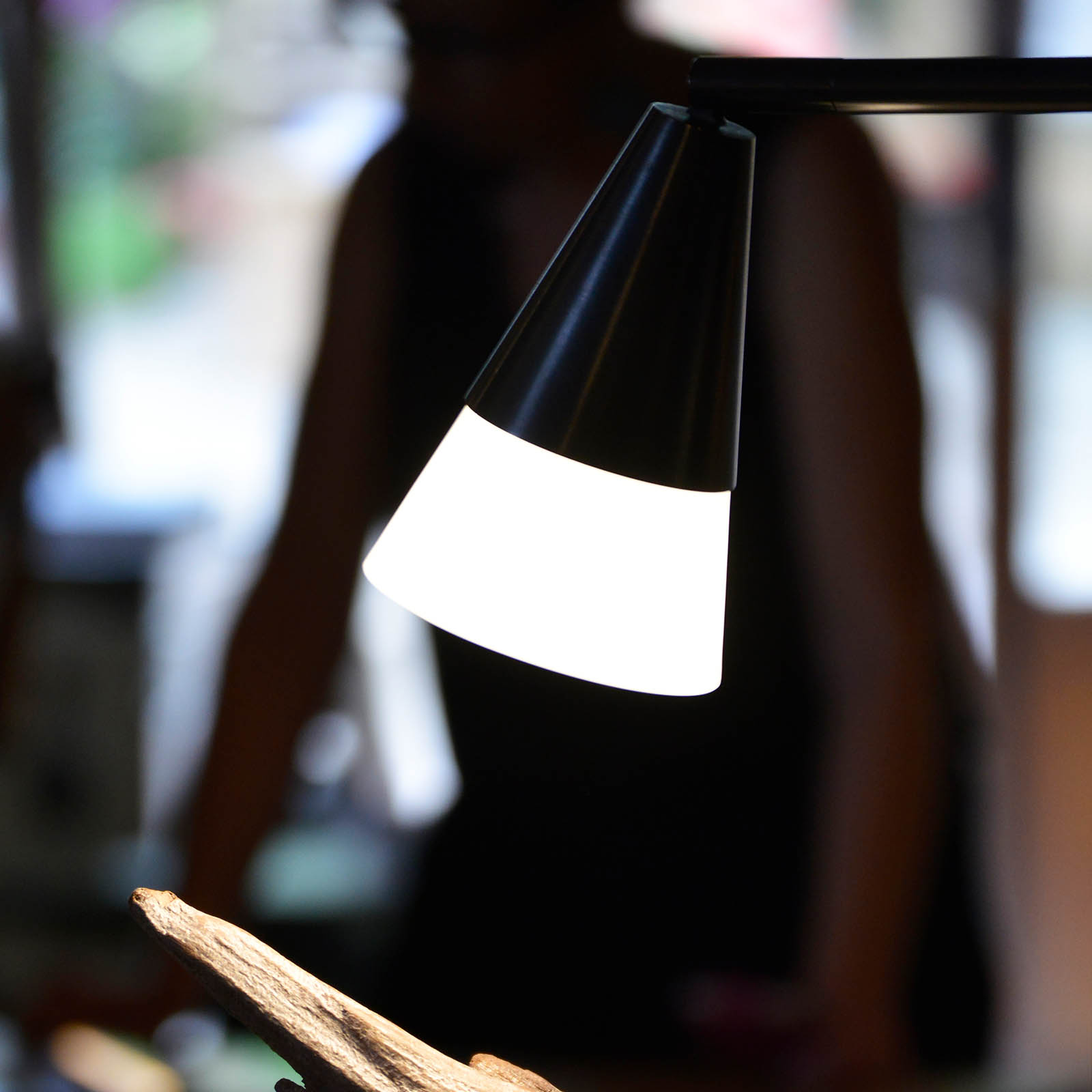 Small Wall Lamp with Brass and Opal Glass Cone Shade ALV31: Das Modell in schwarz patiniert.