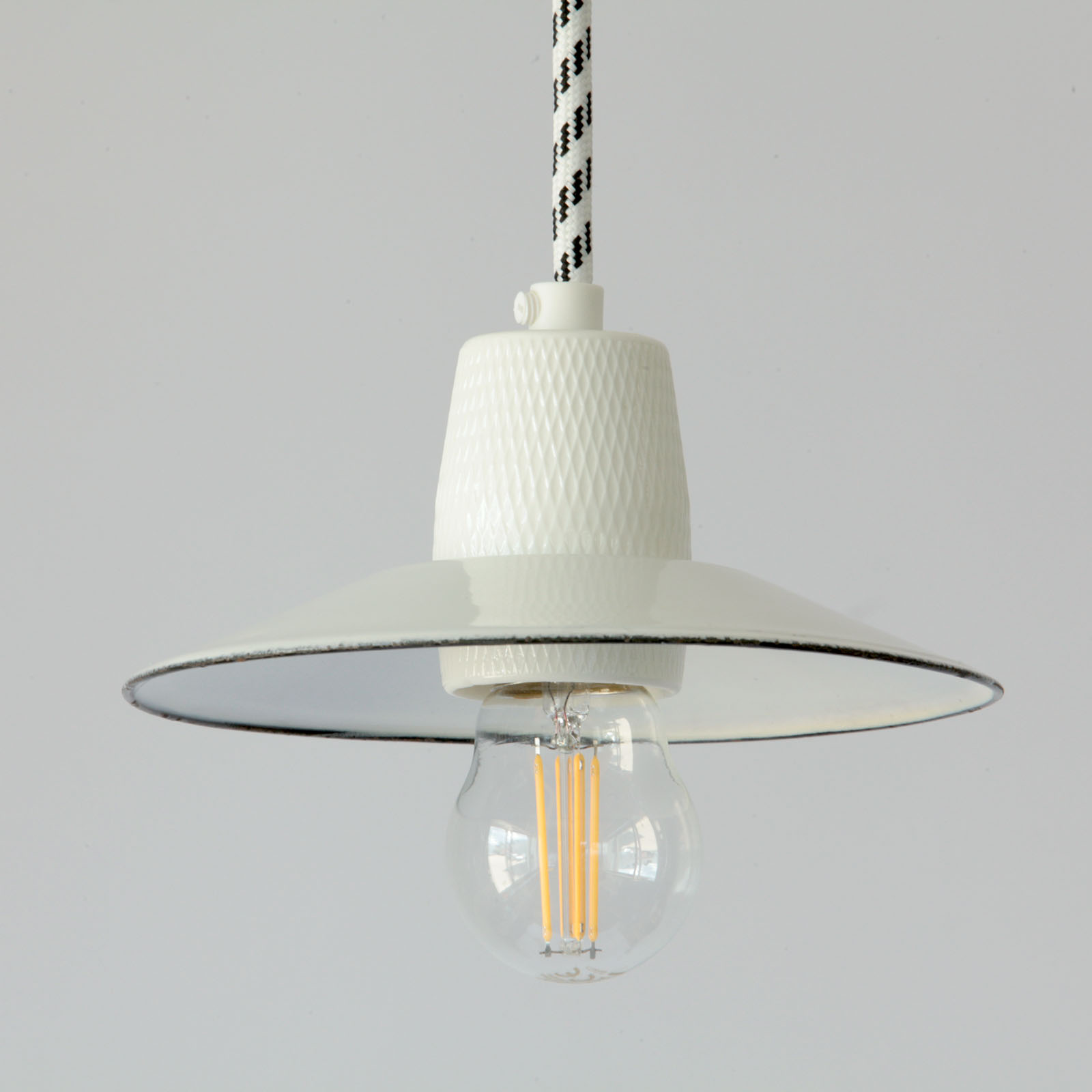 Unique Pieces with Antique Enamel Shades: Bonn Pendant Lamp 150 mm, Fig. 3 Unique Pieces with Antique Enamel Shades: Bonn Pendant Lamp 150 mm, Fig. 3